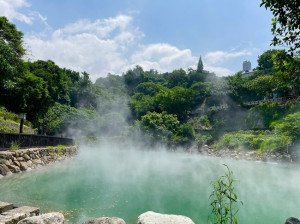 台北免費景點【地熱谷公園】仙氣飄渺的環湖步道，體驗青礦泉手湯，享受天然蒸氣SPA，女巫石瀑必打卡