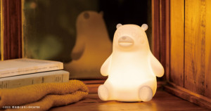 熊本熊陪你睡整晚！日本可愛爆表「熊本熊夜燈」療癒上市，輕拍頭就變「呼吸燈模式」，呆萌模樣喜感度飆升。