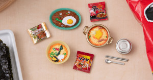 日本扭蛋飄韓風！農心、真露系列扭蛋2024年4月正式發售，辛拉麵和真露燒酒全套收藏氣來吧，一秒開設韓劇道地小吃店。