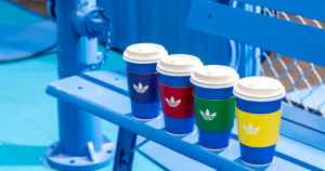 就在信義區免費玩！CAFE!N、adidas跨界聯名「湛藍咖啡杯、霜淇淋」滿額免費吃，韓國同步「三葉草扁可頌」要跟上。