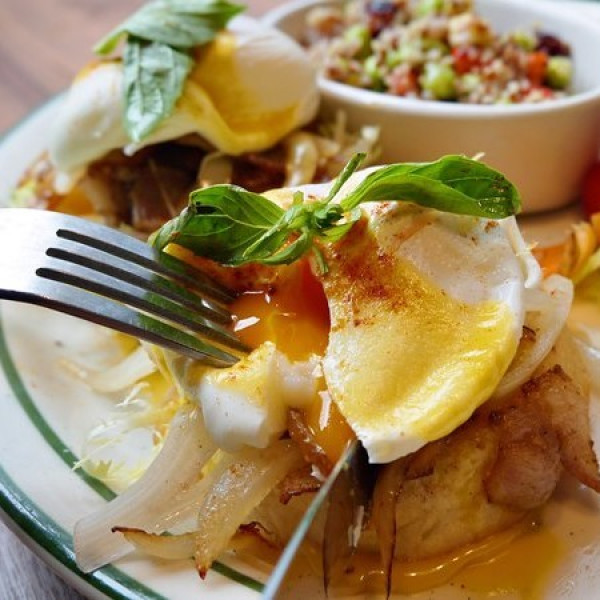 早午餐控忘不了的美式早午餐！樂子餐廳the Diner強勢推出「客家鹹豬肉班尼迪克蛋」，就是要一秒征服早午餐控的心。