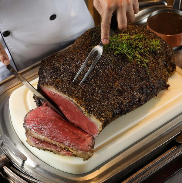 看到和牛吃到飽先衝！50樓Café推出肉肉控最愛的「美國極黑和牛」吃到飽，加碼四人同行76折優惠揪肉控開吃。