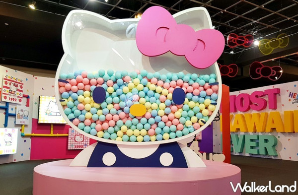 Kitty粉絲先朝聖！免費入場「Hello Kitty45周年特展」插旗高雄夢時代，巨型「Kitty扭蛋機」搶攻年底最萌展覽稱號。
