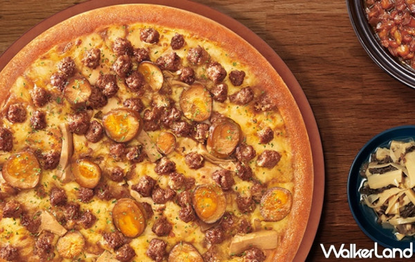 比薩上居然有滷蛋！必勝客推出台味十足「未來媽媽ㄟ滷肉」比薩，鹹香滷肉、滷蛋直接放在比薩上。