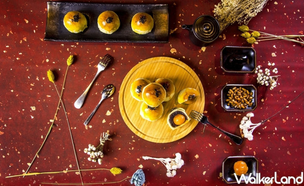 限量蛋黃酥不能錯過！台中林酒店推出「月舞樂林」蛋黃酥禮盒，主廚手工限量製作「松子蛋黃酥」，豆沙鬆軟、蛋黃鹹香，聞到就流口水。
