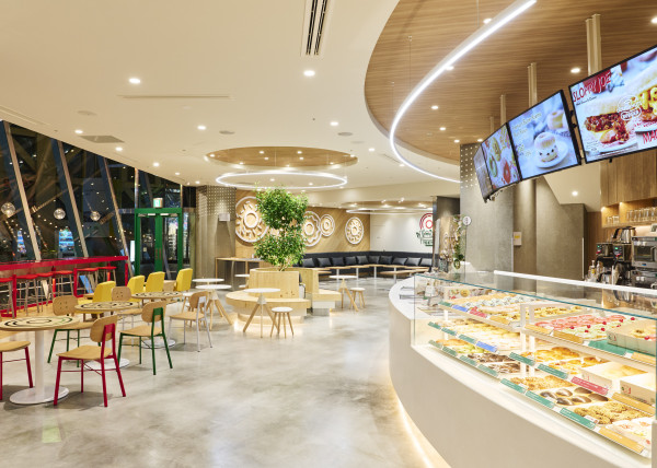 搶吃通心粉甜甜圈！日本Krispy Kreme最大旗艦店開幕，超獵奇「通心粉甜甜圈、肉醬甜甜圈」獨家供應，強勢挑戰甜甜圈控味蕾。