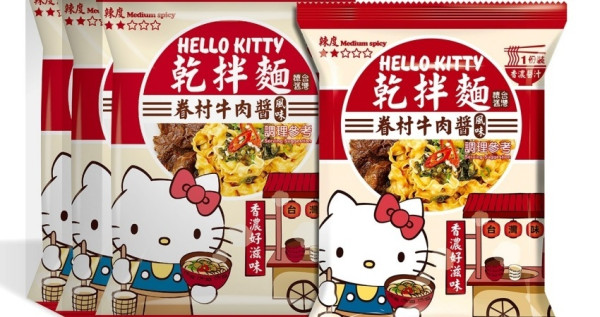 Kitty也出拌麵了！復古風「Hello Kitty乾拌麵」3種口味強勢開賣，超台味「牛肉刀削麵、三杯雞麵」Kitty控先吃起來。