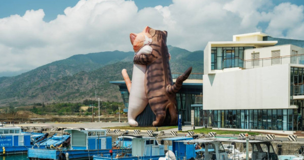 14米高擁抱貓咪免費拍！日本超萌「極度日常展」台灣就能拍，貓咪木雕扭蛋、貓咪燒超萌。