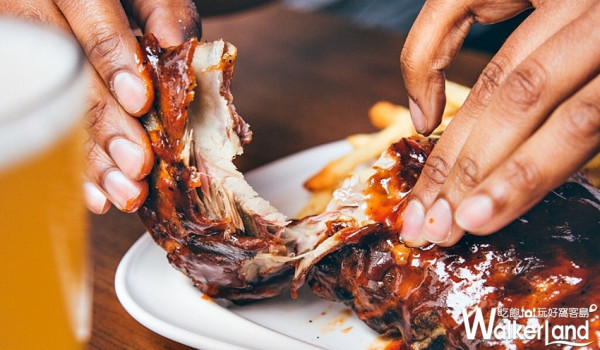 肉肉控準備開吃！TGI FRIDAYS祭出「豬肋排買一送一」活動，就要逼肉肉控手刀訂位。
