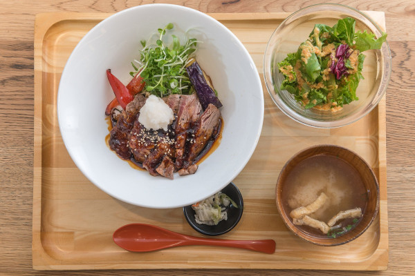 最喜歡用木盤盛裝的日式定食了！兼顧營養與美味的「御盤de食堂」，讓人食指大動，飯都可以多吃一碗！