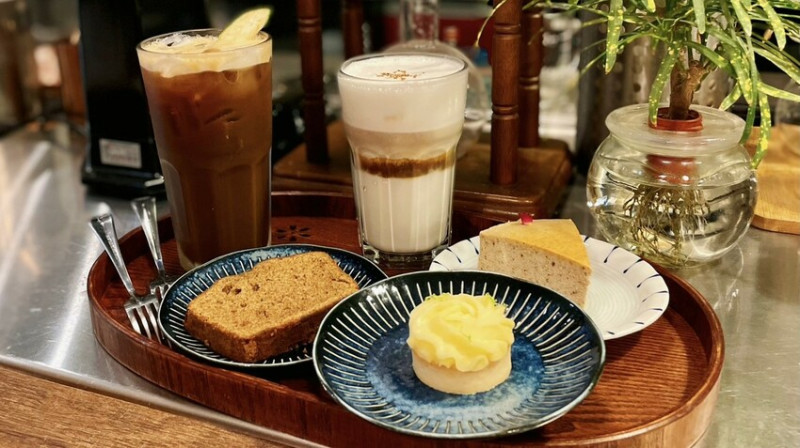 九慕手烘咖啡-位於新竹東門城圓環的老城區，平價且選擇多元的咖啡飲品，手工甜點必點( *^-^)ρ(^0^* )