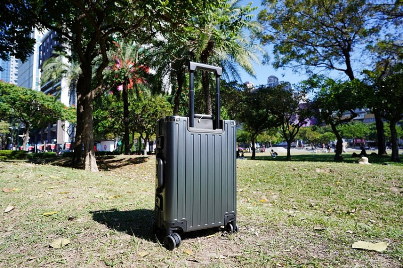 行李箱推薦｜德國TAIKING智能行李箱，市售最輕，指紋解鎖，鋁鎂合金材質，使用與iPhone 15 pro 一樣的鈦金屬