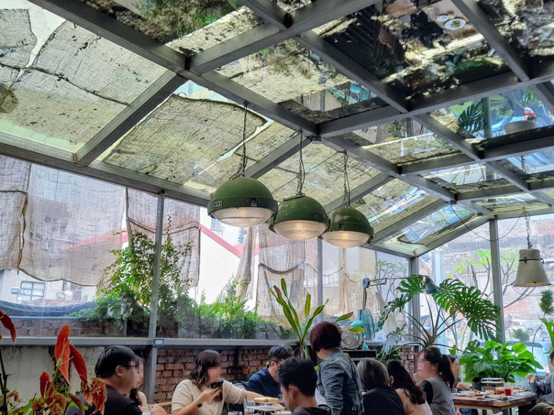 【美食】盧梭奇幻森林在眼前！台南咖啡廳「花樓」賞綠意觀古董、烤吐司鬆軟Q彈