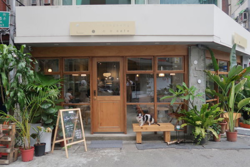 【Annyoung Cafe / 你好 】台北東區 超美不限時韓國咖啡！採光無敵 寵物友善 還有超好吃的韓國烤年糕，老屋打造超有味道的網美打卡咖啡！