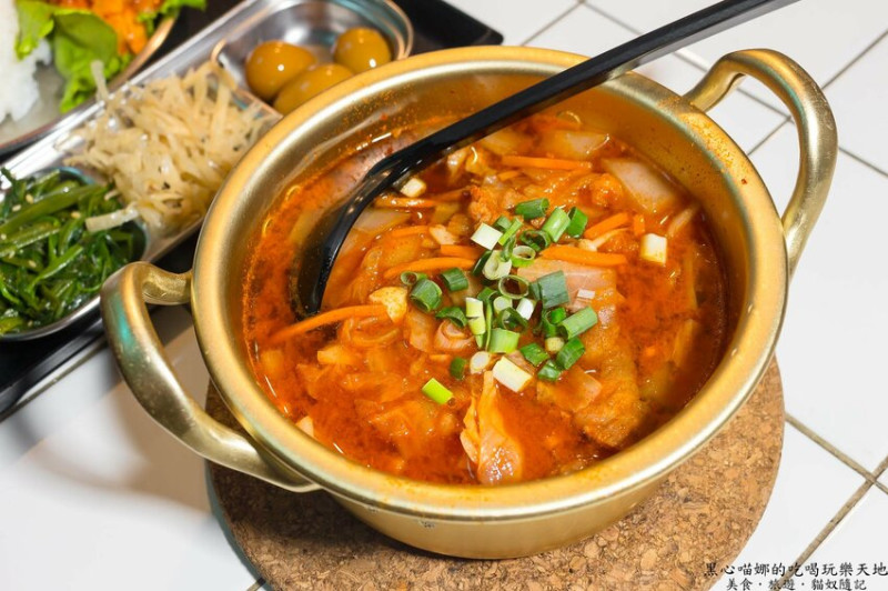 高雄苓雅︱油蔥酥暖南食堂　藏在苓雅傳統市場裡人氣百元道地韓國家常菜！요정수-훈남식당