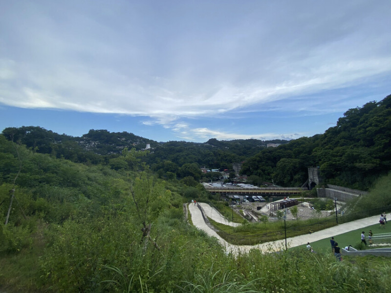 【台北親子步道】黎和生態公園，15分鐘輕鬆攻頂遙望台北101，還有兒童遊戲區