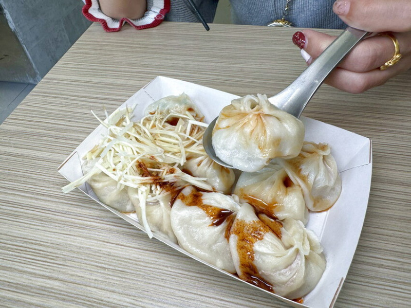網稱新竹最強湯包‼️ 大家吃過了嗎？ 老饕可以吃得到薄皮爆汁的樂趣😘--跟著踢小米吃喝玩樂趣