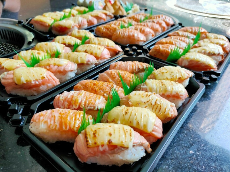 鮭魚握壽司一顆才17元，比好市多便宜，50貫鮭魚握壽司只賣你850元~要預約！