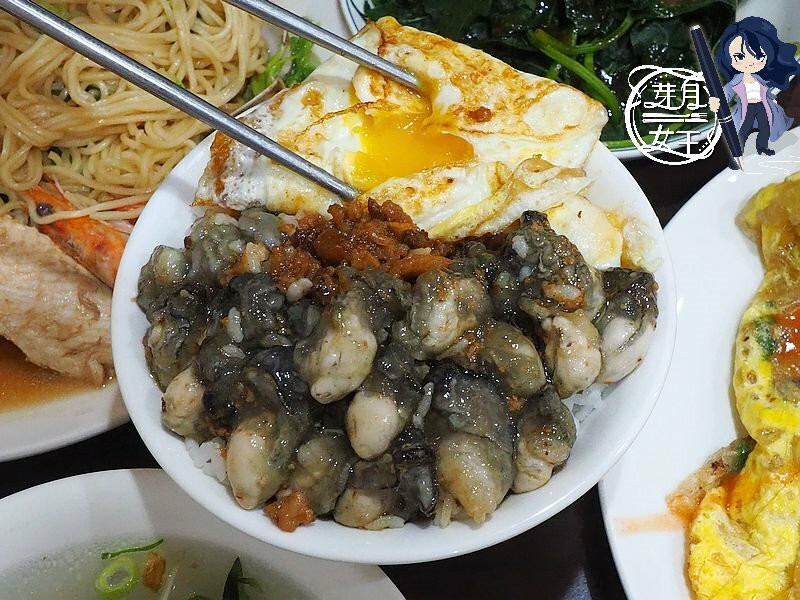 台北中山區也有蚵仔肉燥飯，蚵仔飽滿好吃，海鮮炒麵也太大份了，一個人真的吃不完！