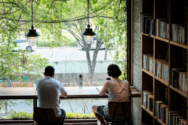 【彰化 員林】植物系老屋咖啡報到！落地窗採光的右舍咖啡
