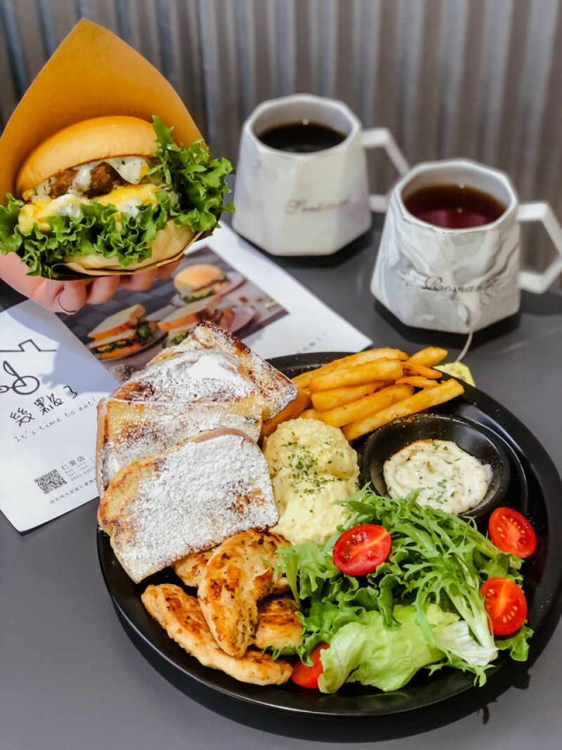 【懶人也能吃得到】新北板橋好吃的早午餐推薦:『幾點了早餐』超高cp值早午餐拼盤與爆餡多汁漢堡