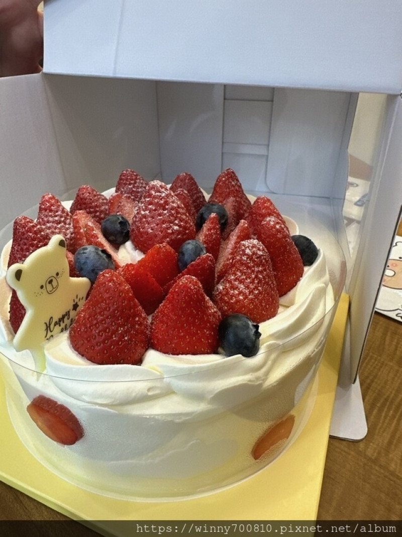 新北市新莊區新莊 草莓生日蛋糕推薦！冬季限定【卡瓦蛋糕工場】媲美日本蛋糕店的草莓蛋糕！使用100%純動物性鮮奶油，吃