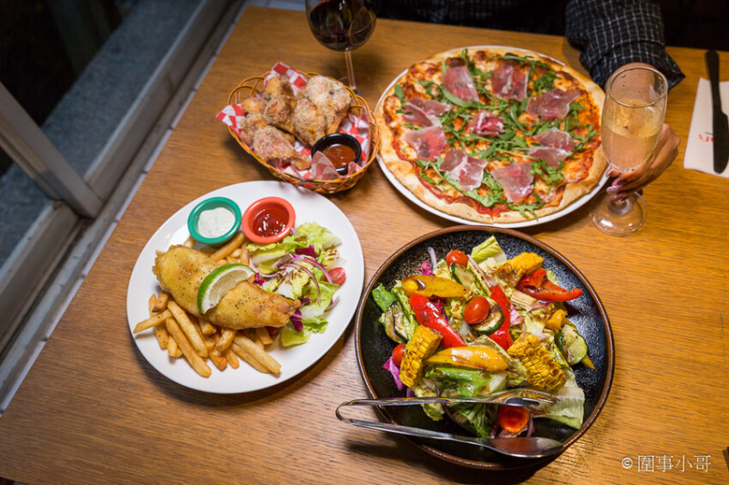 華山文創美食分享-Alleycat’s Pizza，因為思鄉而自己動手做出的經典英式及義式料理，吸引了來自四面八方的過客。內有飲酒議題，未成年請勿飲酒，飲酒過量有害健康喔！