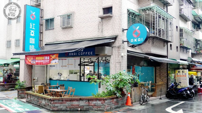 台北市中山區【 雙連站咖啡 】馬偕醫院附近竟然有寶藏咖啡店，不僅咖啡好喝甜點、蛋糕都很不錯喔！他們的年節禮盒竟然還