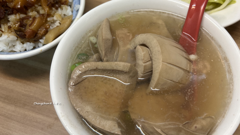台北市信義區美食，施家麻油腰花，魯肉飯好滋味。
