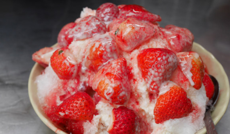 台南美食▌草莓滿出來啦! CP值爆表「冰鄉」：便宜料多實在的草莓冰! 冬季限定 (台南冰鄉菜單)