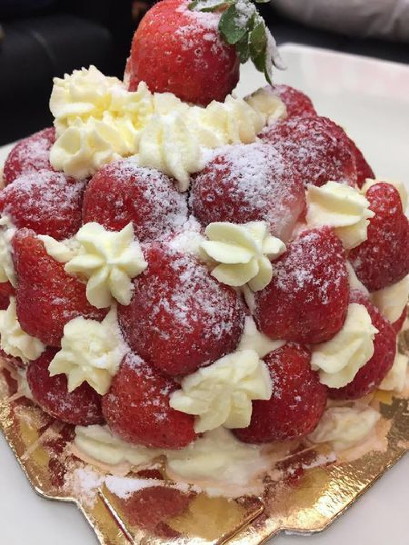 【好物】新莊日月香蛋糕店之料多味美草莓泡芙/草莓聖代，每口都是甜蜜的滋味！