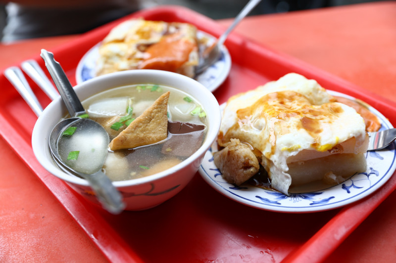 
【王記菜頭粿糯米腸】大份量早餐！傳統市場裡的超人氣厚切菜頭粿！
