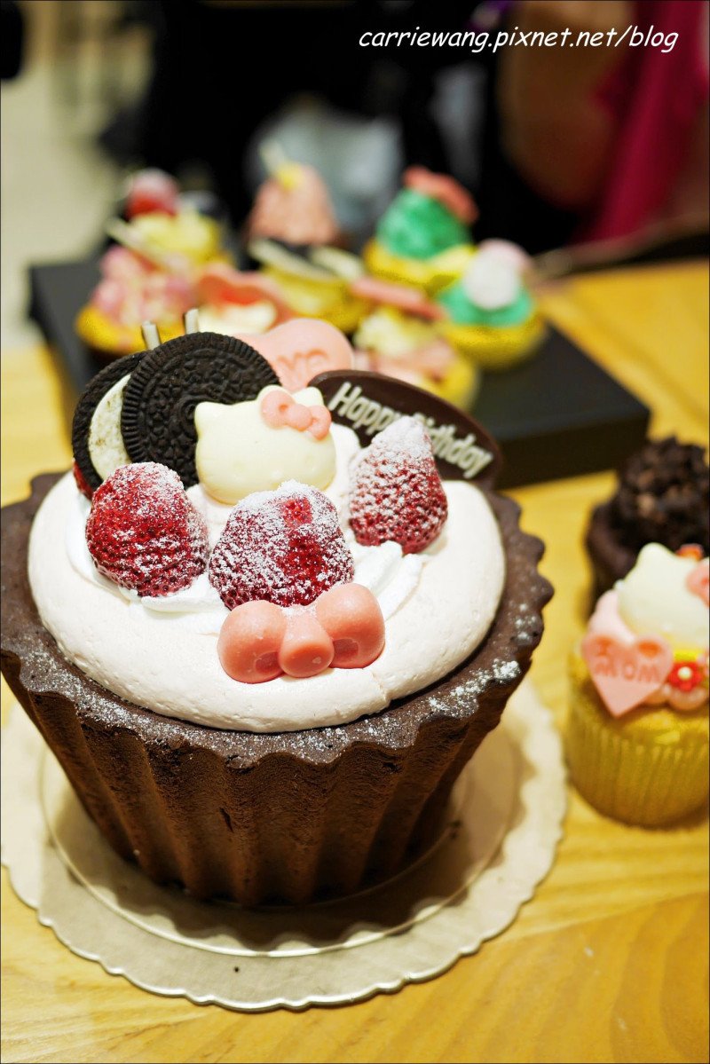 【台中蛋糕甜點】克勞蒂杯子蛋糕．Cloudy Cupcake。戲給媽咪最夢幻的母親節禮物，還有可愛的Hello Kitty杯子蛋糕哦！
