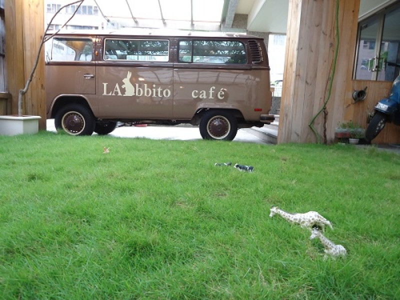 【台中下午茶咖啡輕食】LAbbito Café。跟著長頸鹿在草原上奔跑吧!