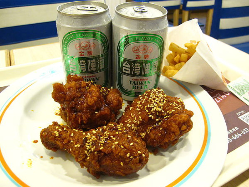 140411{連鎖美食}跟著星星熱去叫雞...來自21的韓式炸雞~~來學千頌伊來吃個炸雞配啤酒吧!韓式炸雞到21世紀風味館也吃得到!!?