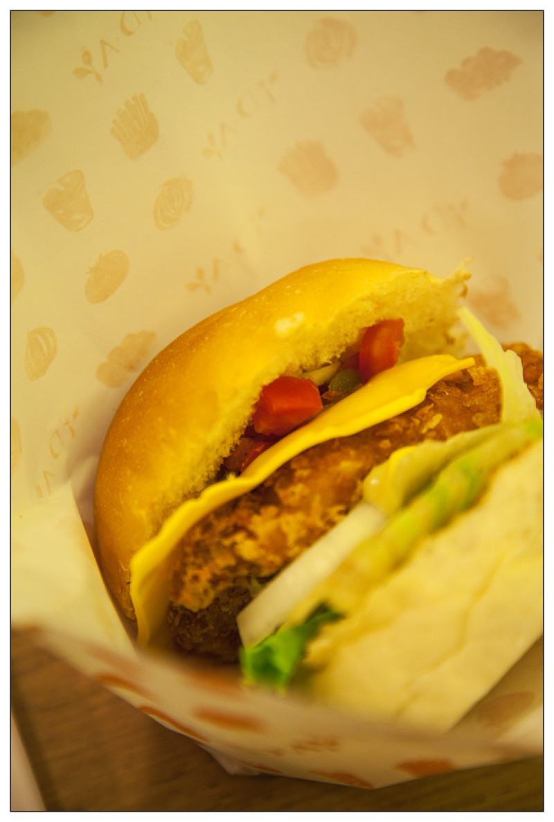 【食記】台中 精誠商圈D&A burger _天使?惡魔?你要哪一堡