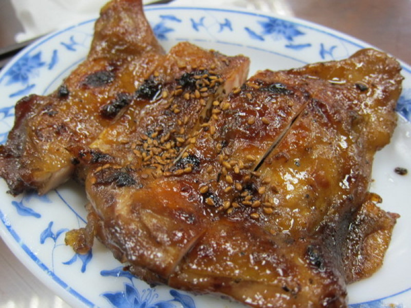 （台北）油亮雞腿與大分量配菜的便當－雙連街滷肉飯        
      
