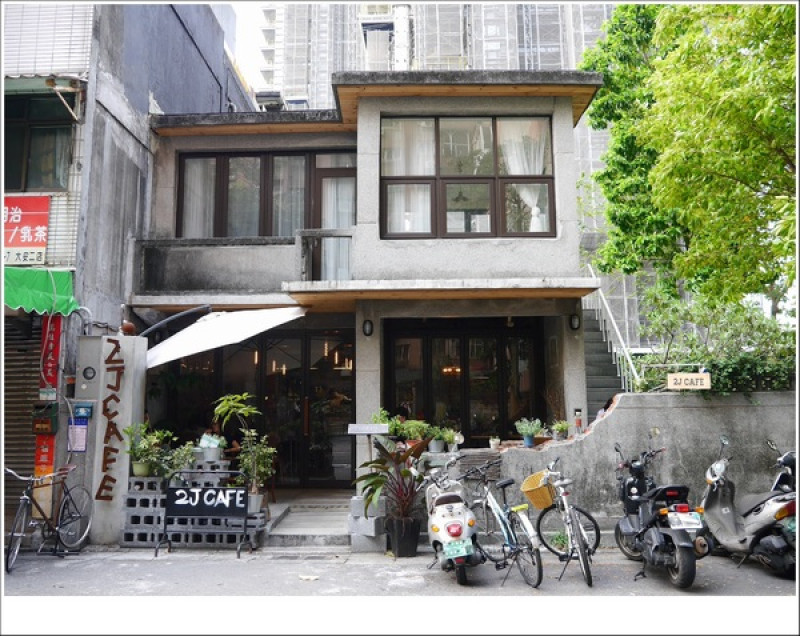 【大安區】2J CAFE－兩位韓國歐巴開的店！城市中舒適隱密的小角落，咖啡廳與韓式料理的混搭風好棒，甜點有驚人的發現！(有WIFI、免服務費)        
      
