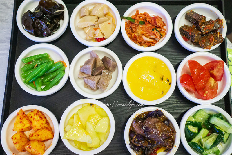 數十道小菜免費吃到飽！銅盤烤肉、海鮮煎餅、炒黑麵、韓式炸雞．朝鮮味