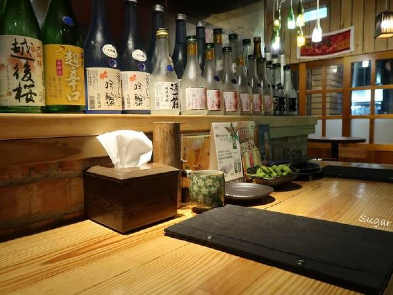 【食-新竹東區】市區裡的日式串燒燒酒小天地，道地的宵夜居酒屋讓你舒適又放鬆 - 深夜食堂        
      