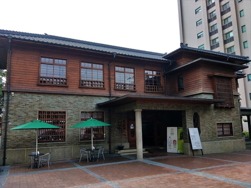 【台南中西區景點】愛國婦人會館~以日式的木造房做為背景 文創商品趣味充滿在地藝文特色        
      