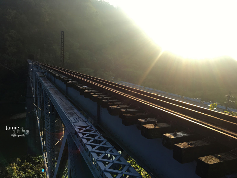【苗栗｜三義慢遊】舊山線，娓娓道出歷史風光，看見內社川鐵橋置身水庫之上的奇景