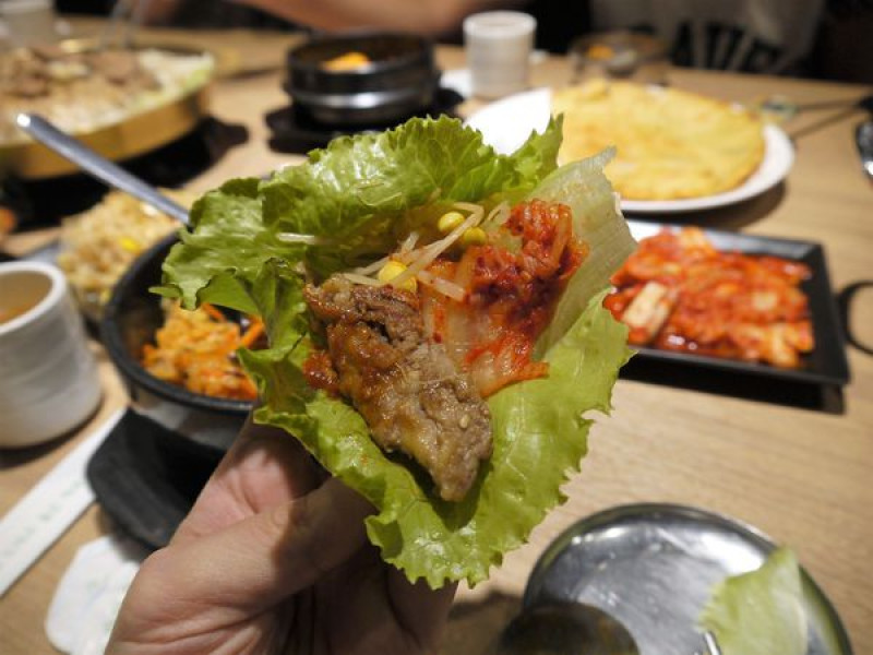 【台南市-新營區】在『譚歐巴』相遇美味的韓式料理！與部隊鍋歡頌銅盤豬五花的軟嫩，和起司拌飯糾纏在辣炒年糕中吧٩(♡ε♡ )۶