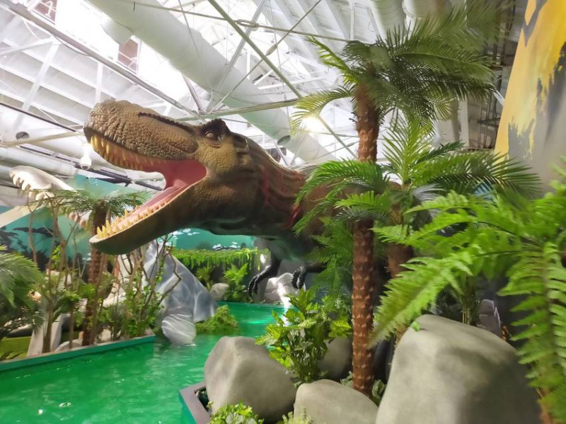 小朋友們放暑假啦~要去哪裡玩???侏羅紀X恐龍水世界，搭乘獨木舟進入恐龍的世界，好酷好有趣!