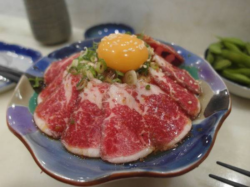 [食記]中和 日本料理"二男小家"CP值超高 男子漢海鮮丼飯 厚切刺身握壽司 生牛肉 