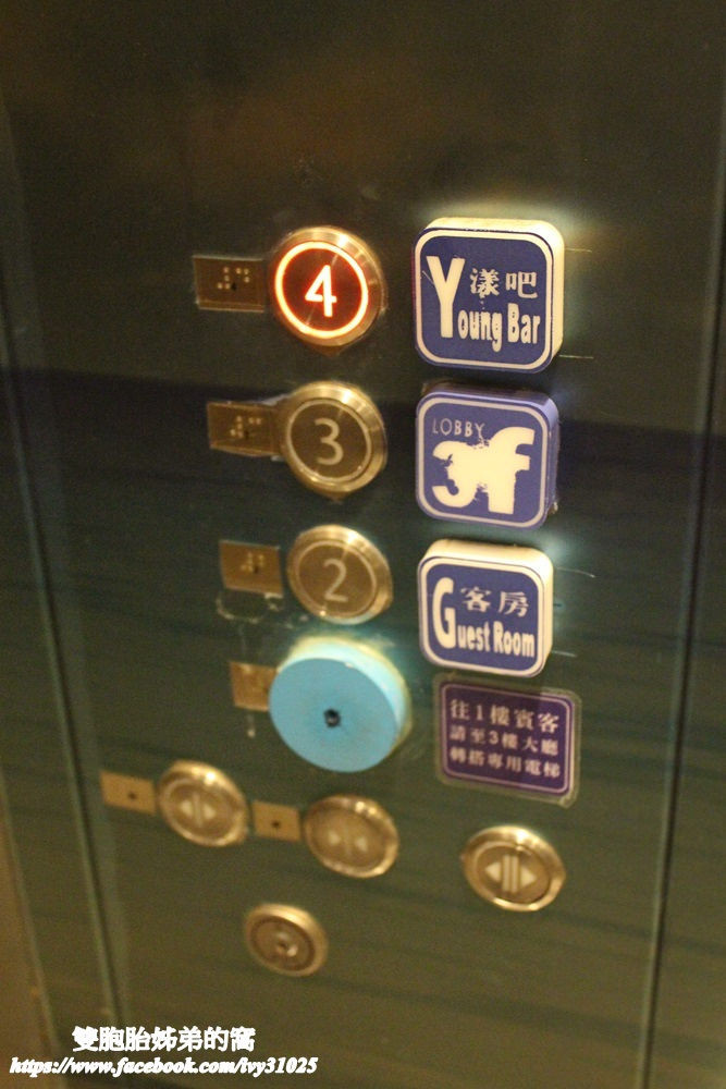 电梯内的按键都有帮客人贴心贴上楼层说明.