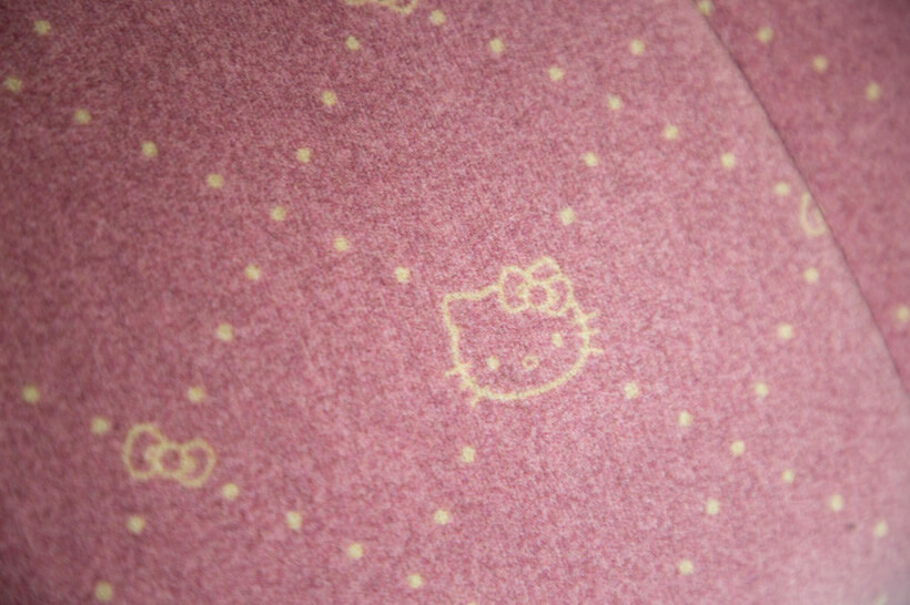 三麗鷗彩虹樂園號的座椅椅套，也有Hello Kitty的圖樣。
