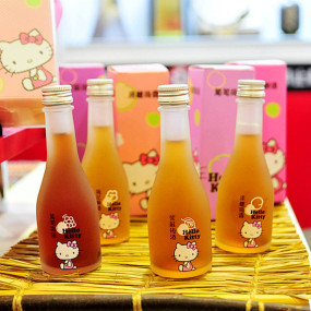 Hello Kitty竟然躲在南投偷偷釀梅酒啦，少女心整個大噴發！2018台灣美食展推廣優質酒類，還有Hello Kitty聯名梅酒在展場悄悄出沒中。