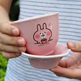 P助兔兔再出招！7-ELEVEN推出「卡娜赫拉的小動物芙蓉紅茶」，萌系陶瓷杯盤必收藏。