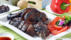 在家也可以吃到蒜香黑鑽雞！台北凱撒大飯店與外送平台合作推出「外送小點服務」，主打冬日進補麻油雞燉飯、蒜香黑鑽雞。